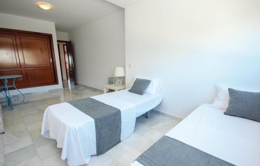 Penthouse On The Beachfront 埃斯特波纳 外观 照片