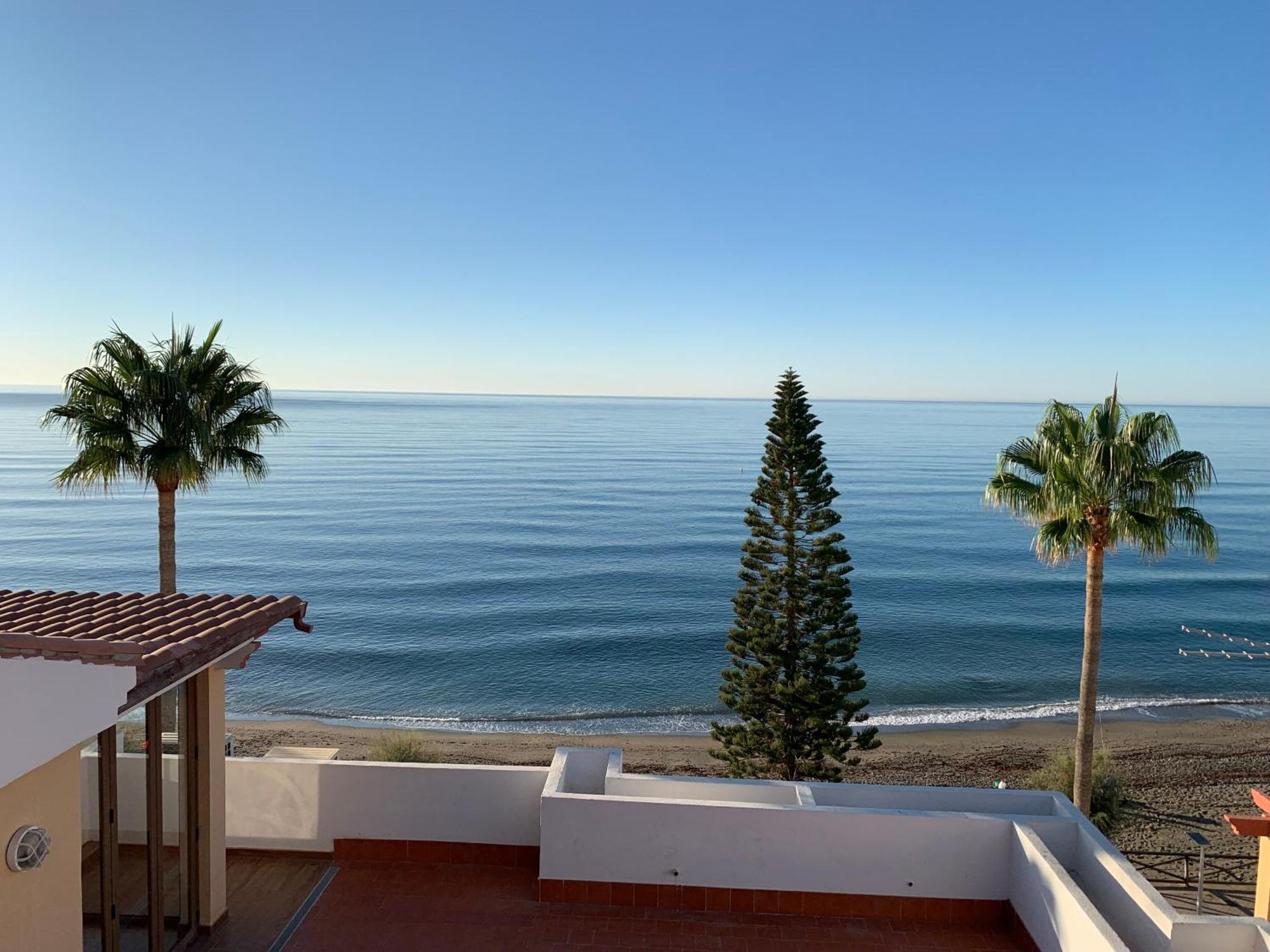 Penthouse On The Beachfront 埃斯特波纳 外观 照片