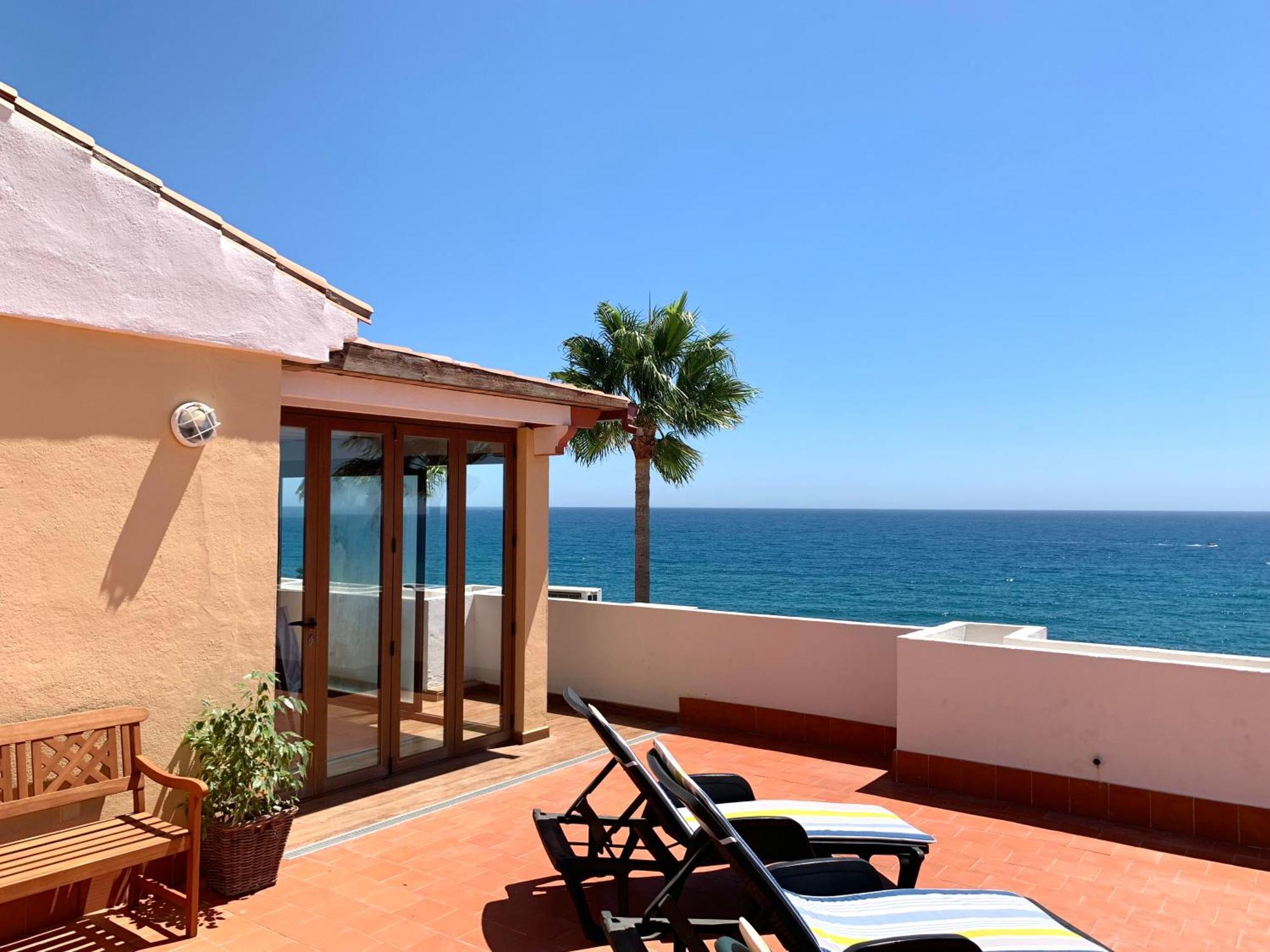 Penthouse On The Beachfront 埃斯特波纳 外观 照片